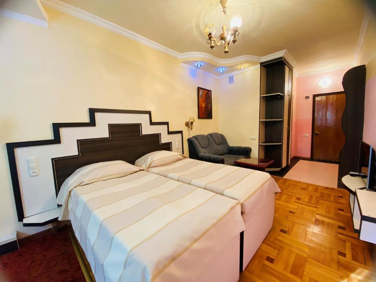 Дом Писателей Цахкадзора Hotel Ngoại thất bức ảnh