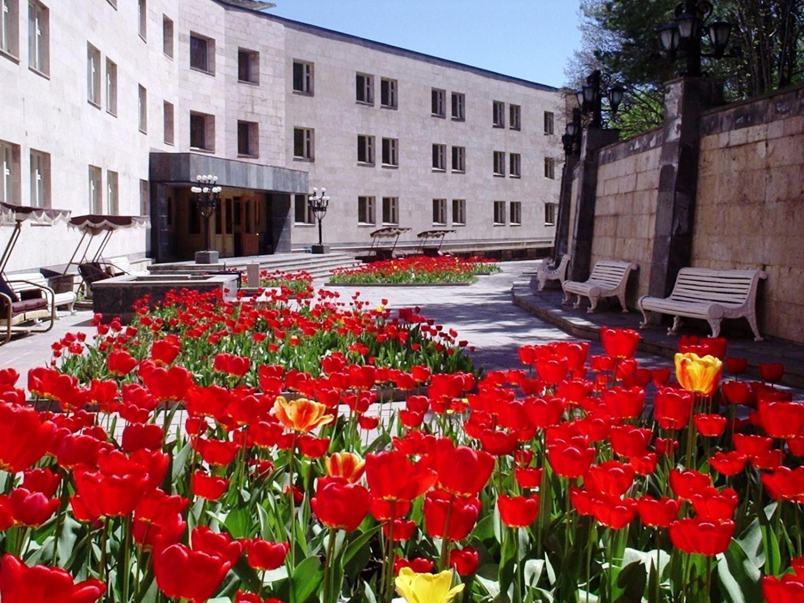 Дом Писателей Цахкадзора Hotel Ngoại thất bức ảnh